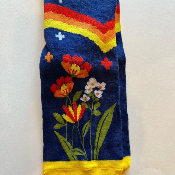 Men's Crew Socks -Health Worker Series- Saves Lives- NWT - Picture 4 of 6